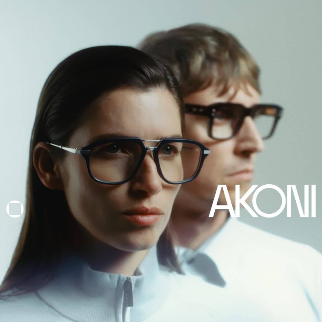 AKONI（アコニ）のアイウェアを着用した男女モデルによるブランドビジュアル