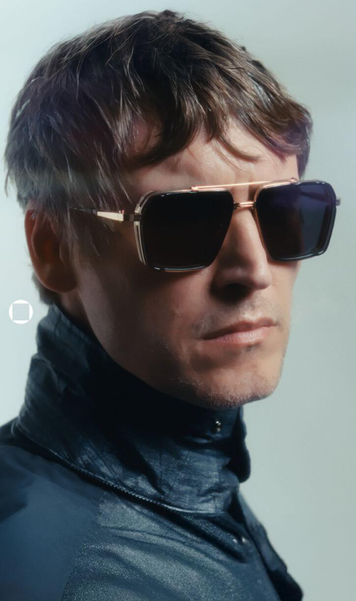 AKONI（アコニ）のラグジュアリーサングラスを着用した男性モデルのブランドビジュアル
